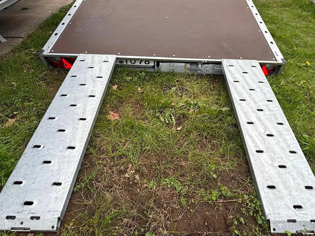 Autotransportanhänger gekippt mit Rampe